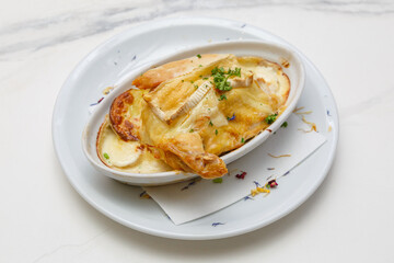Suprême de volaille, plat français traditionnel. bistro français. 