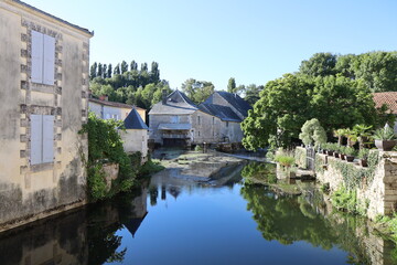 Obraz premium Le fleuve la Charente, village de Verteuil sur Charente, département de la Charente, France