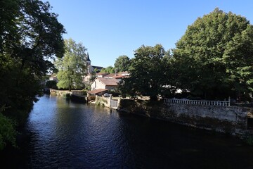 Fototapeta premium Le fleuve la Charente, village de Verteuil sur Charente, département de la Charente, France