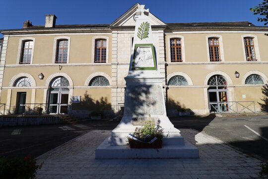 Monument aux morts, village de Verteuil sur Charente, d&eacute;partement de la Charente, France