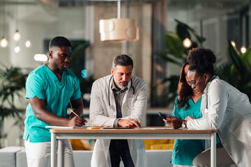 Fototapeta premium Medical professionals collaborating during hospital team meeting