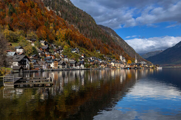 Fototapeta premium Hallstatt mit Hallstatter See, Blick von Süden, Oberösterreich, Salzkammergut, Österreich. 29.10.2025 