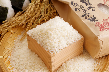 日本の主食・米と稲穂、秋の収穫イメージ