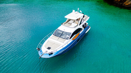 Obraz premium Luxury Boat Speedboat Yacht Tropical Paradise Beach Blue Sea Atlantic Ocean Coast Atlantic Forest Angra Dos Reis Rio De Janeiro Brazil South America Idyllic Heavenly Summer Colorful Saturated Green