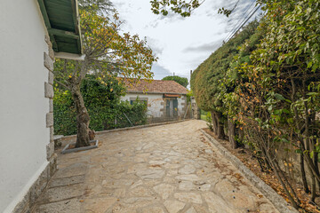 A perimeter ventilation corridor features granite paving and jasmine climbing plants on a metal structure attached to the retaining wall.