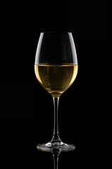 直線のステムと曲線のボウルが生む緊張感が上質な夜の時間を予感させる正攻法アングル. 生成AI