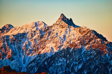 朝焼けの冠雪の北アルプスの槍ヶ岳