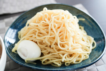 ゆで卵を添えた冷やし中華麺（つけ麺風）
