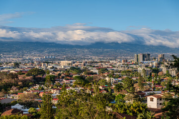 Obraz premium San Josè, 03.22.2025, Costa Rica: cityscape top view from Escazù.