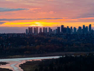 Fototapeta premium Sunset Over Burnaby Skyline: Vibrant Horizon, Cityscape, and River Below at Dusk