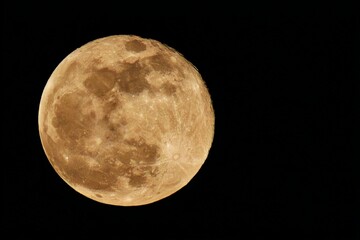 Obraz premium Celestial Orb: The full moon shines brightly in the night sky, a solitary beacon of light casting a subtle glow across the darkness.