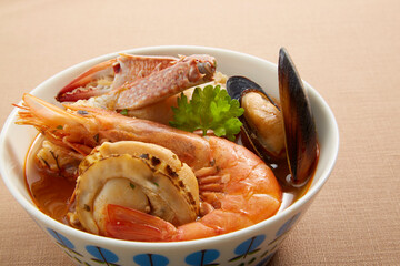 ブイヤベース_南フランス、マルセイユ発祥の伝統的な魚介類の煮込み料理