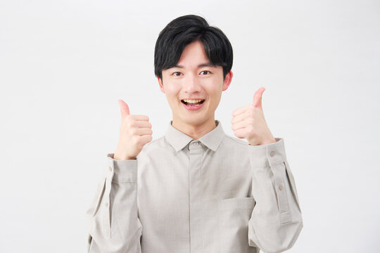 男性　20代　グッドサイン　白背景