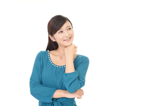 笑顔の若い女性