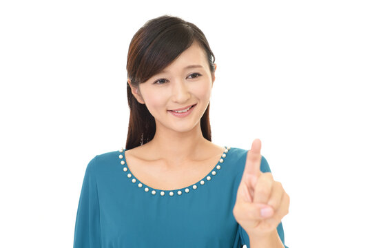 笑顔の若い女性