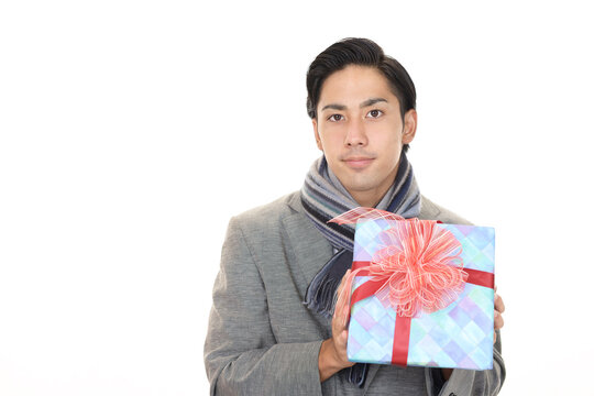 プレゼントを持つ男性