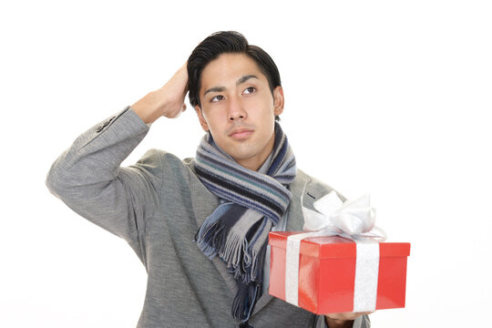 プレゼントを持つ男性