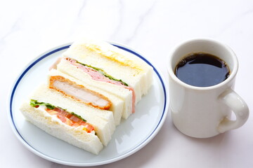 トンカツやタマゴ、ハム、生野菜のミックスサンドイッチと、淹れたてのコーヒーで、ランチタイム
