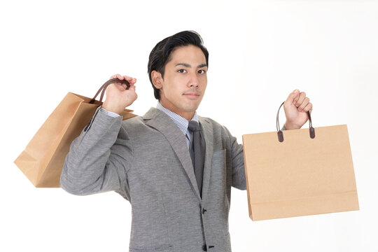 ショッピングバッグを持つ男性