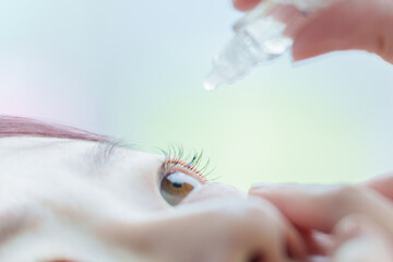 目薬をさす女性の目元