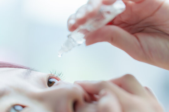 目薬をさす女性の目元