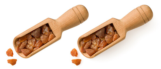 Obraz premium Crushed amber in the wooden scoop, isolated on white background, top view.