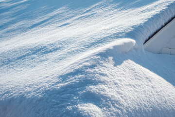 Obraz premium Winter landscape features a blanket of fresh snow with smooth contours and soft textures, evoking tranquility and seasonal beauty