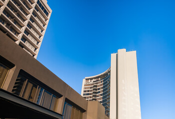 Obraz premium Canberra CBD, also called Civic, is the city’s main hub with shops, offices, cafes, and entertainment. It’s near Lake Burley Griffin and hosts events showing Canberra’s vibrant lifestyle.