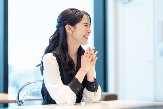 カフェやレストランでデートをしている大人の女性