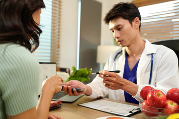 Obraz premium Nutritionist giving consultation to patient with healthy fruit and vegetable, Right nutrition and diet concept