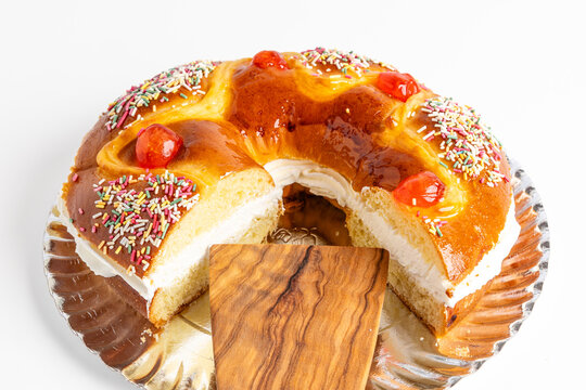 Corona de la Almudena, a typical dessert of Madrid on the 9th of November, which celebrates the Virgin of Almudena