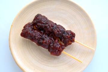 お皿に盛った粒あずき団子