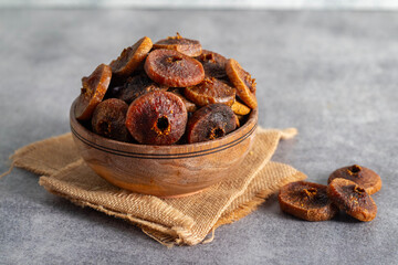 Dry anjir, or fig, is a chewy, sweet, nutrient-rich fruit packed with fiber, calcium, and natural energy-boosting goodness.
