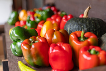 新鮮カラフルなパプリカとピーマン	