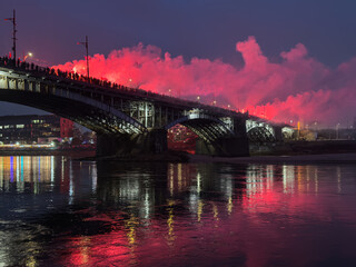 Most Poniatowskiego w Warszawie. Noc, pochód przez most. Wisła, plaża, rzeka, centrum Warszawy.