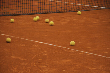 Tennis Training Balls on Clay Court &ndash; Practice and Precision Behind the Net