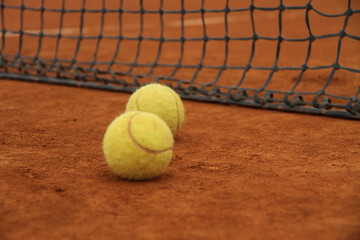 Tennis Training Balls on Clay Court &ndash; Practice and Precision Behind the Net