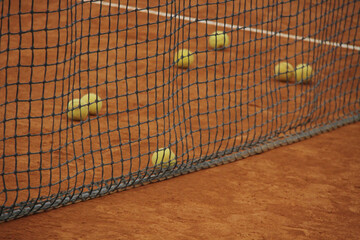 Tennis Training Balls on Clay Court &ndash; Practice and Precision Behind the Net