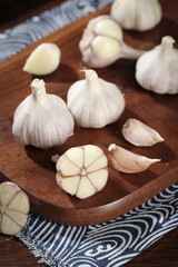 Fresh Shandong Garlic Heads and Cloves on Wooden Cutting Board - Premium Chinese Garlic Bulbs for Cooking