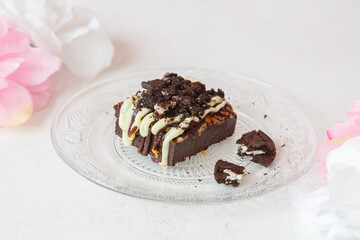 Brownie Oreo fait maison, pâtisserie gourmande au chocolat avec morceaux de biscuits Oreo
