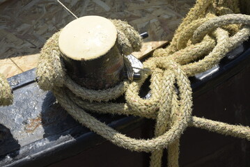 Bollard et cordage marin