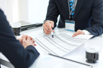 資料を見せて打ち合わせをするビジネスマンとビジネスウーマン 