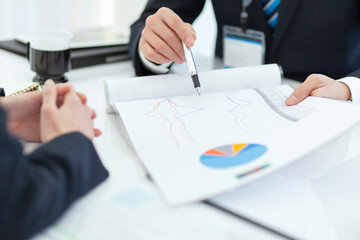 資料を見せて打ち合わせをするビジネスマンとビジネスウーマン 