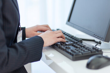 パソコンで作業をするビジネスウーマン 