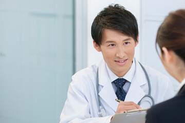問診をする医師