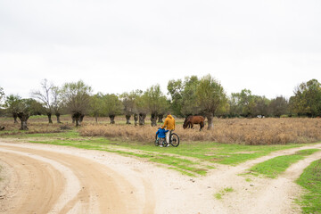 Obraz premium Father and son choosing dirt road path with bicycle