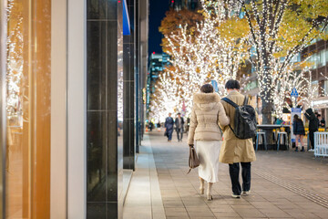 イルミネーションとデートするカップル（後ろ姿）