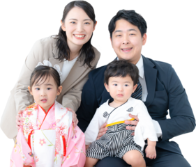 七五三や記念日のファミリーフォト カメラ目線の笑顔の4人家族のクローズアップ 背景透明