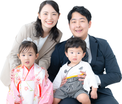 七五三や記念日のファミリーフォト　カメラ目線の笑顔の4人家族のクローズアップ　背景透明 - Powered by Adobe