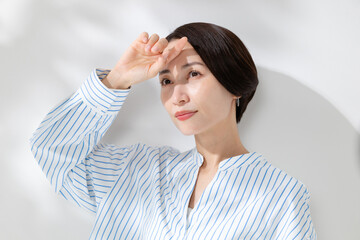 日差しを浴びる女性